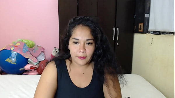 Sexy influencer y webcamer latina posa para todos sus seguidores completamente desnuda